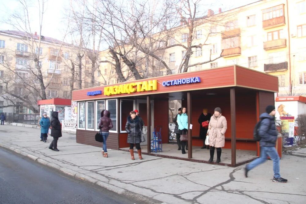 Остановки усть каменогорск. Теплые остановки норильск. Остановки усть каменогорск. Теплые остановки. Остановочный павильон оранжевый.