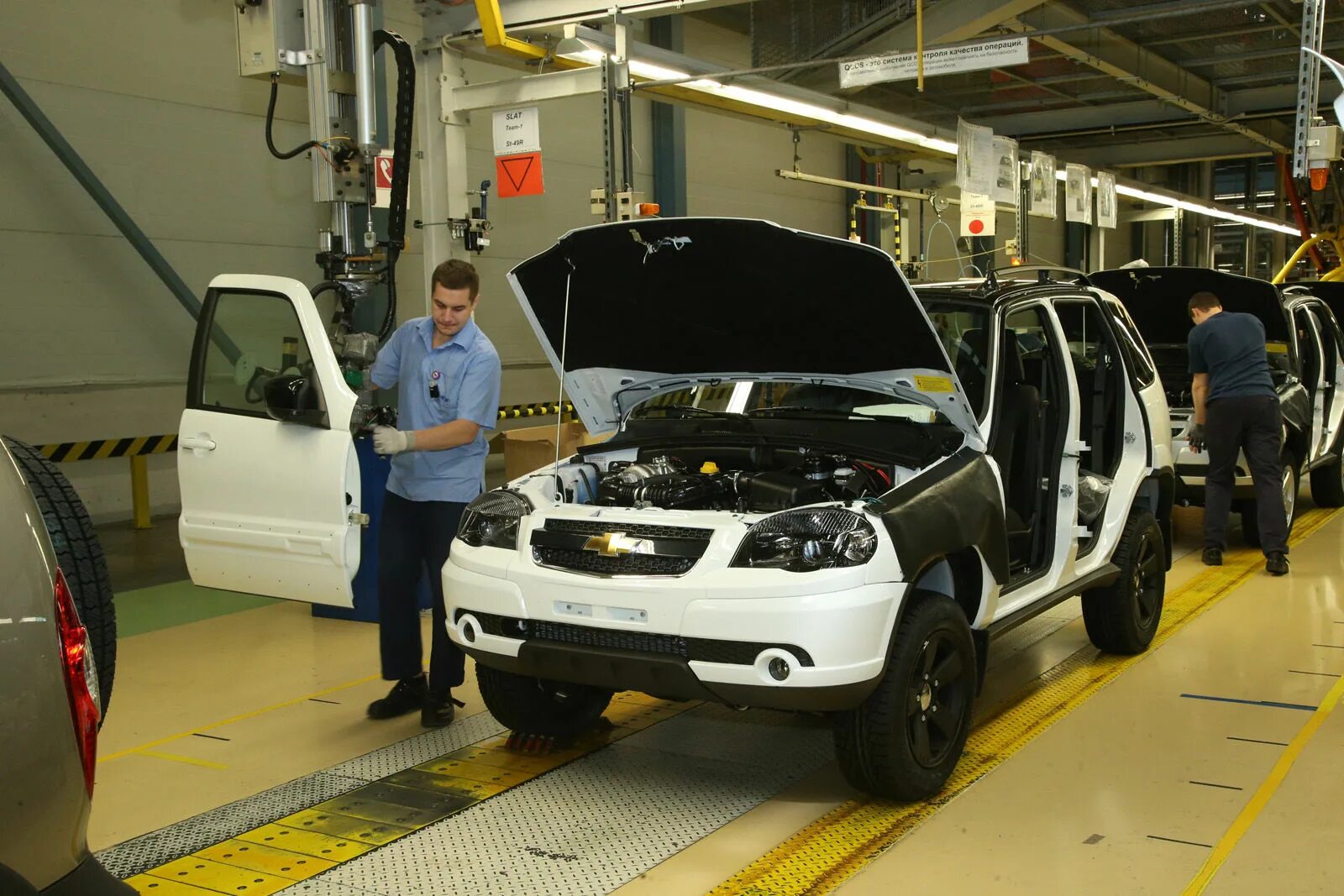 Шевроле Нива Джи эм АВТОВАЗ. Chevrolet Niva на конвейере. Завод Шевроле Нива. Автомобильный завод GM-AVTOVAZ (GM-AVTOVAZ).