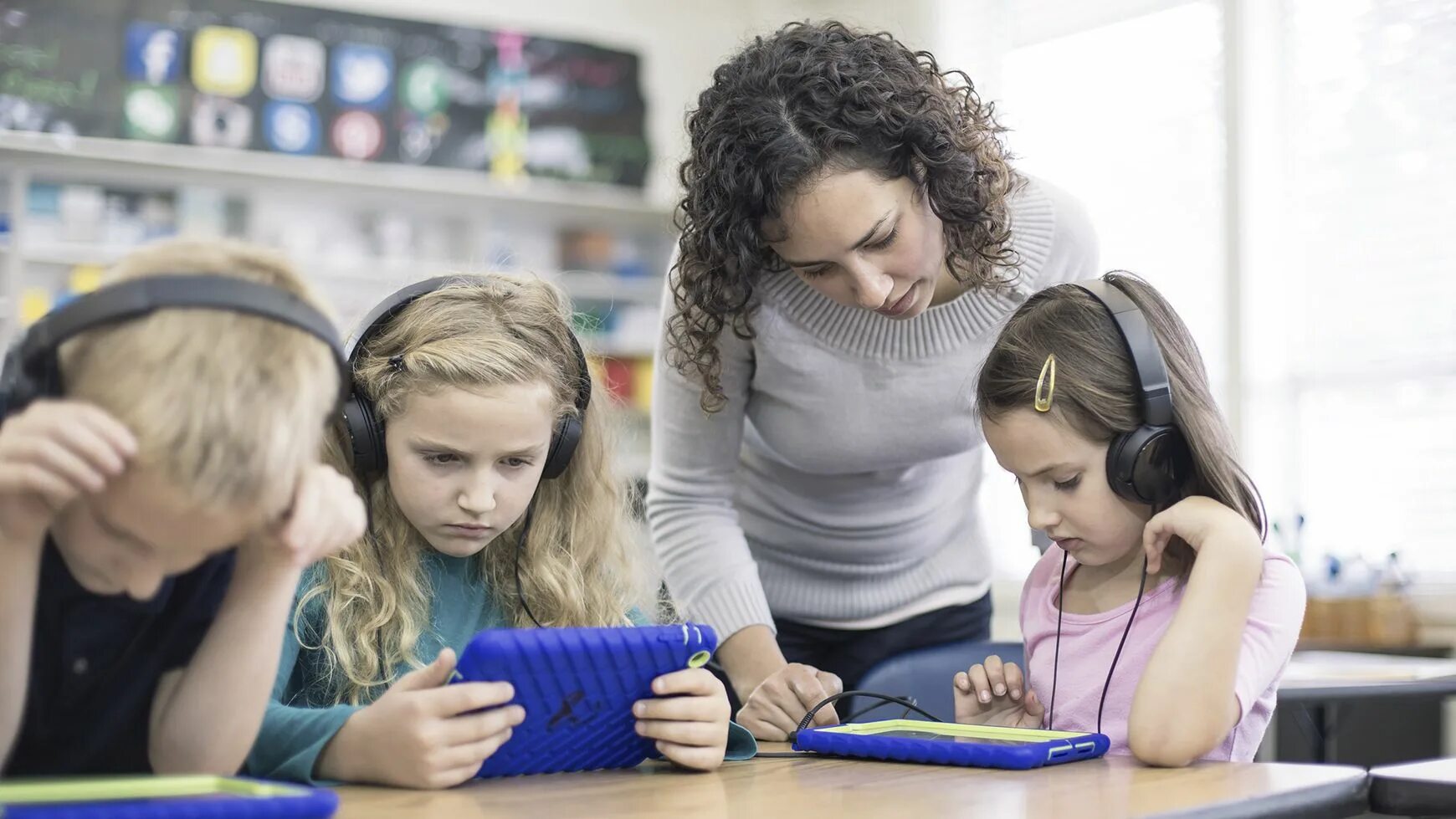 I teach children. Цифровые технологии для детей. Цифровые технологии в начальной школе. Школа дети цифровые технологии. Обучение Elementary.