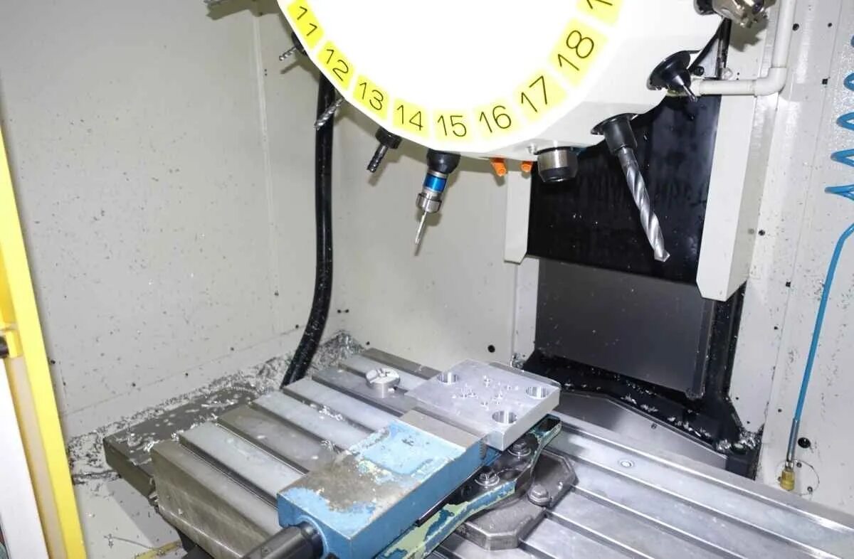 Обрабатывающий центр fanuc. Высокоскоростной обрабатывающий центр с чпу robodrill a-t14ife, fanuc. fanuc robodrill α d21mib. маркировка шпиндельного двигателя robodrill a-d21lib.