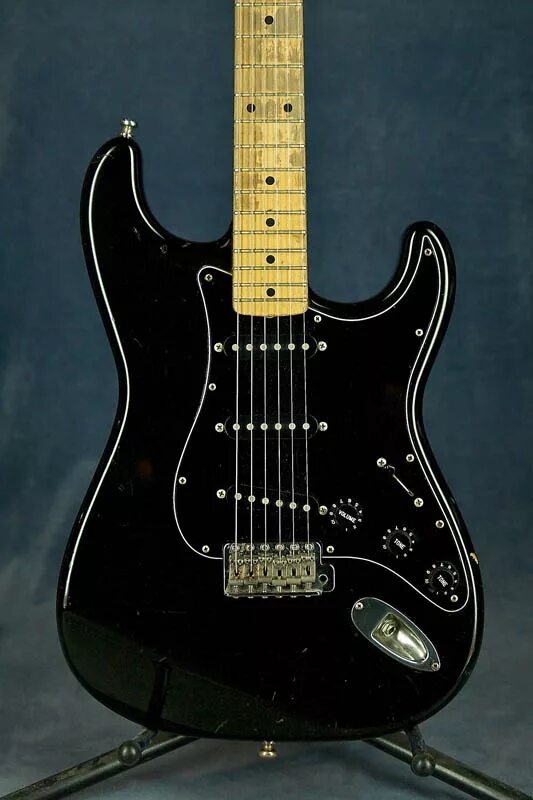 Fender Stratocaster Squier e Цой. Squier Stratocaster Japan 1980s без накладки. Fender Stratocaster Squier e-Series Виктора Цоя.