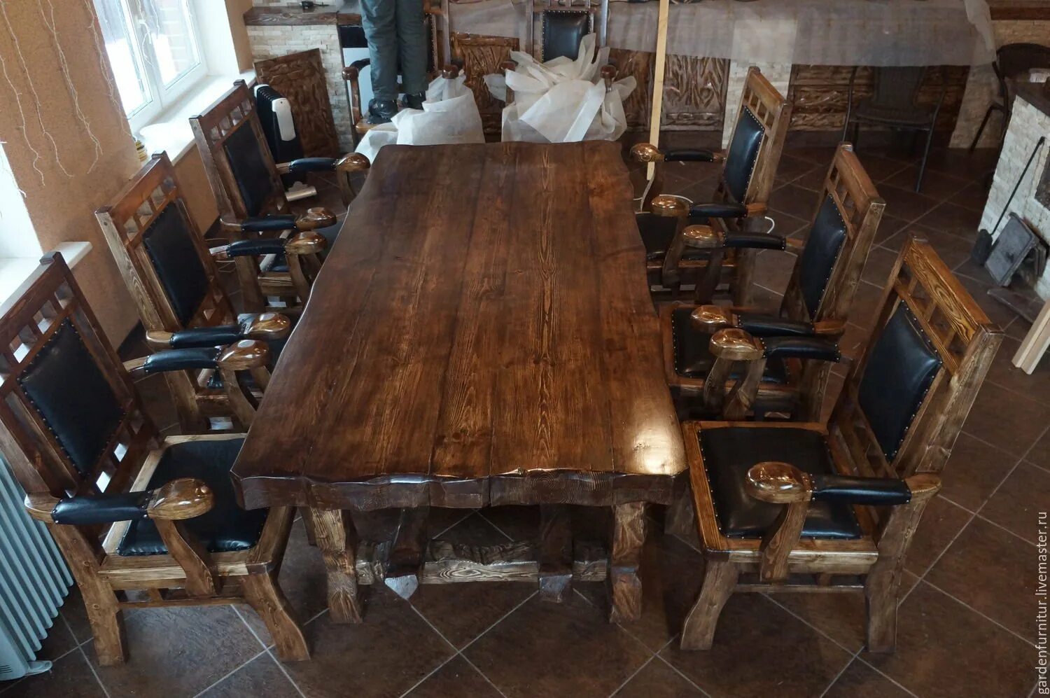 Стол под старину из дерева. Стол в средневековом стиле. Массивный стол из дерева. Обеденный стол в средневековом стиле.