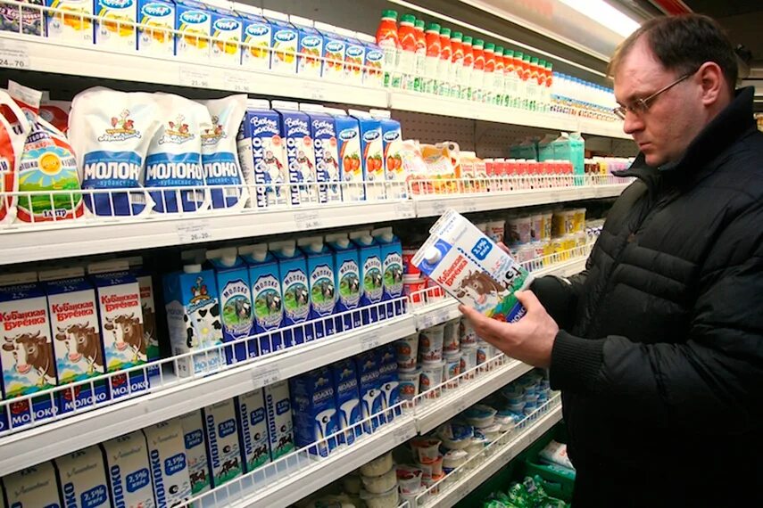 Пейте молоко магазин. Молочные продукты в магазине. Молочная продукция на прилавке. Прилавок с молочными продуктами. Молоко на полках магазина.