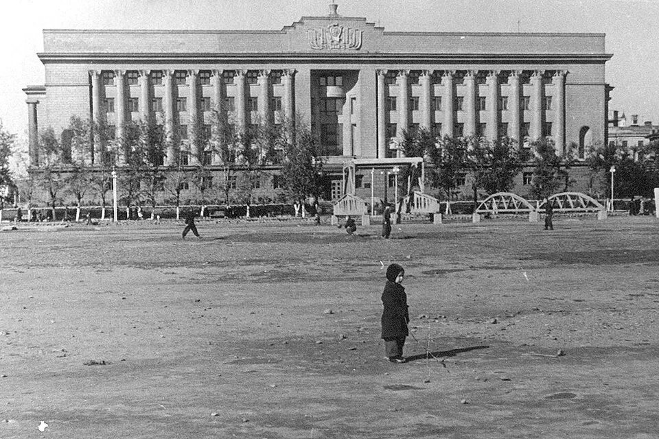 Городской пляж напротив современного Дворца бракосочетания по улица Дубровинског