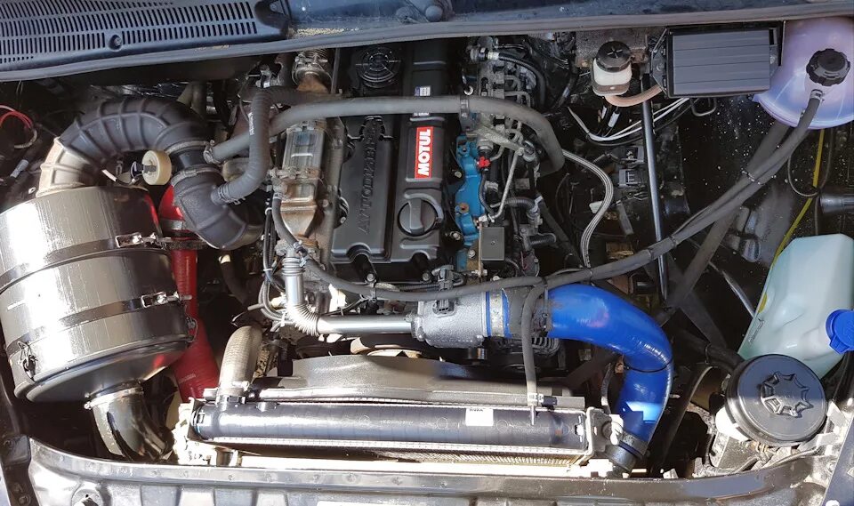 Радиатор охлаждения автомобиля. Система охлаждения автомобильного двигателя. Охлаждающий двигатель. Водяная система охлаждения двигателя. Охлаждающий двигатель.