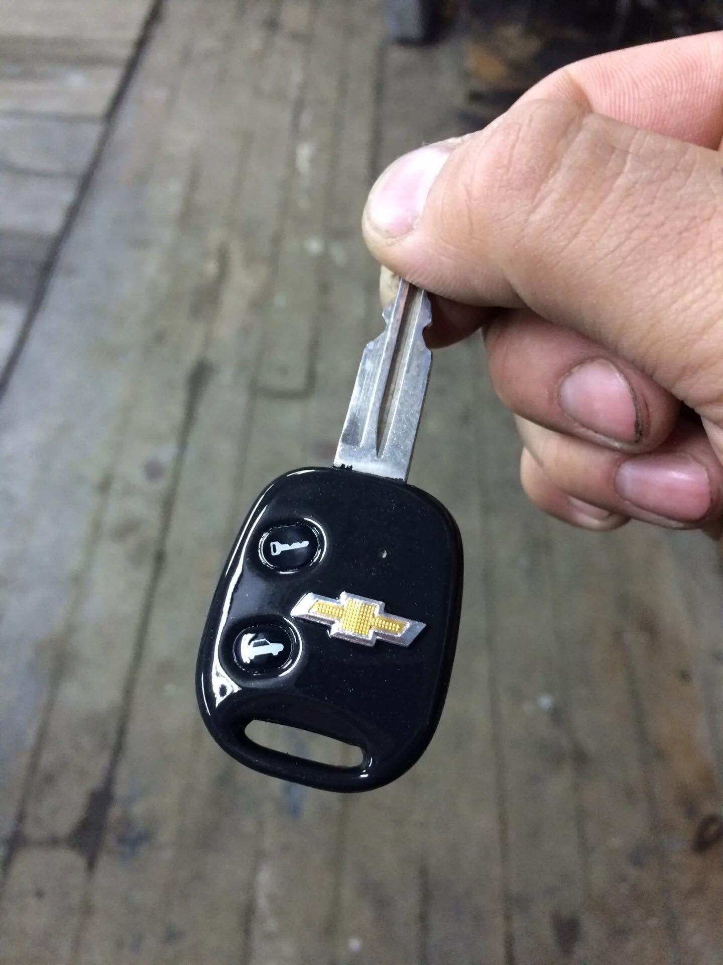 Открыть шевроле без ключа. Ключ Шевроле Эпика. Штатный ключ Шевроле кобальт. Ключ зажигания Шевроле Эпика. Ключ Chevrolet Tahoe.