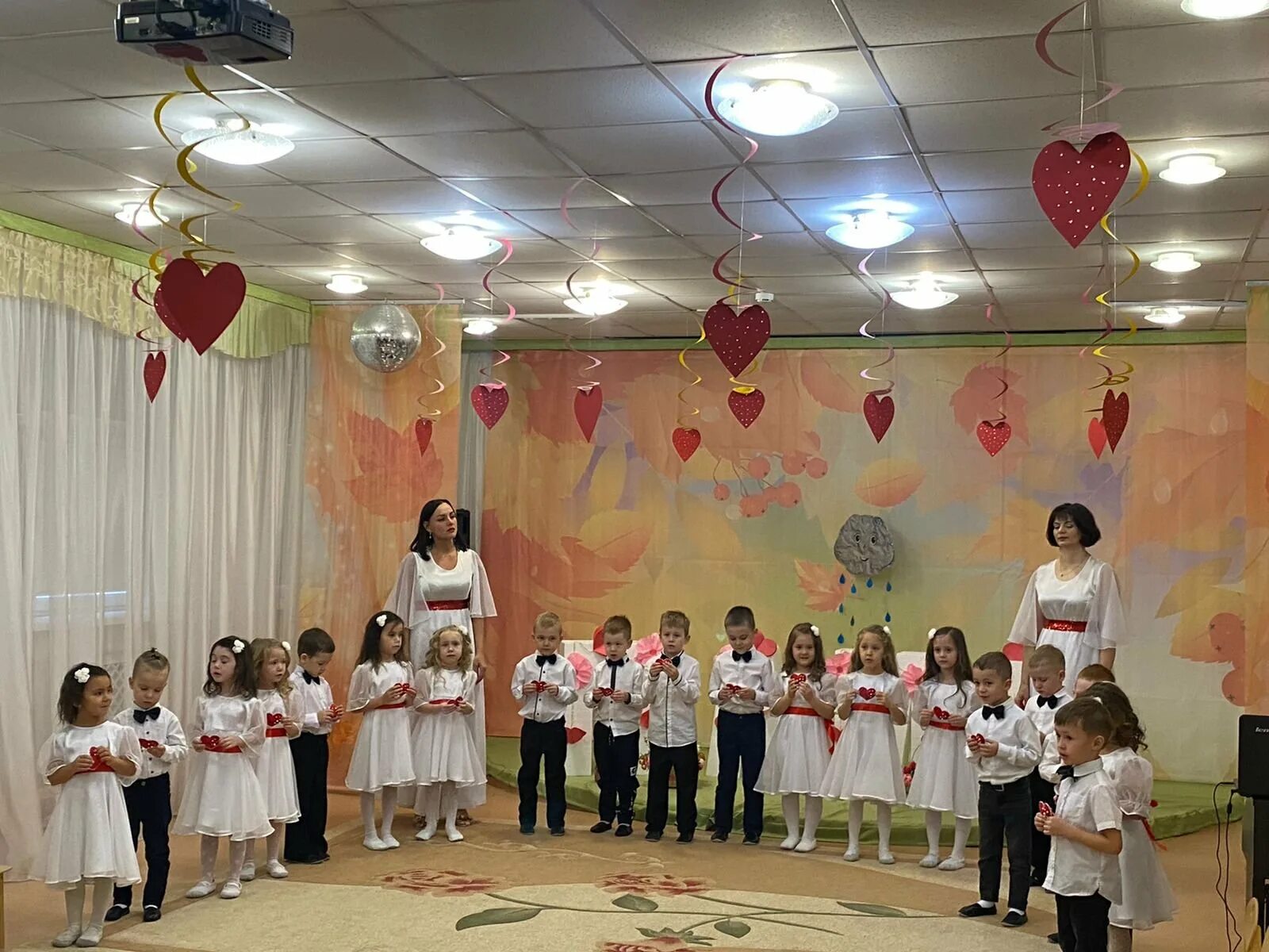 Сегодня мамин праздник сегодня мамин день минусовка. Сегодня мамин праздник сегодня мамин день. Южно-сахалинск. Стих сегодня мамин праздник сегодня. Мамин праздник ноты.