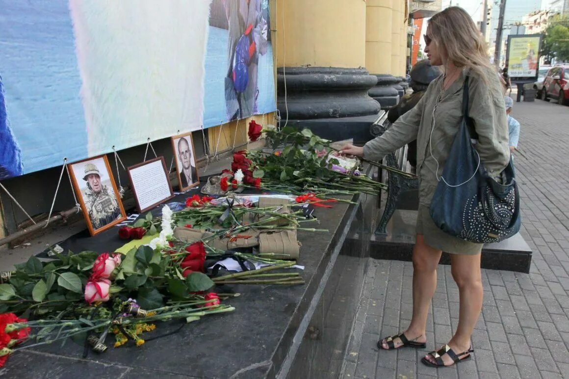 Стихийный мемориал в ростове на дону. Стихийный мемориал на сумском проезде 12. Стихийный мемориал в ростове на дону. Памятник чвк вагнер пригожин. Памятник пригожину и уткину в краснодаре.