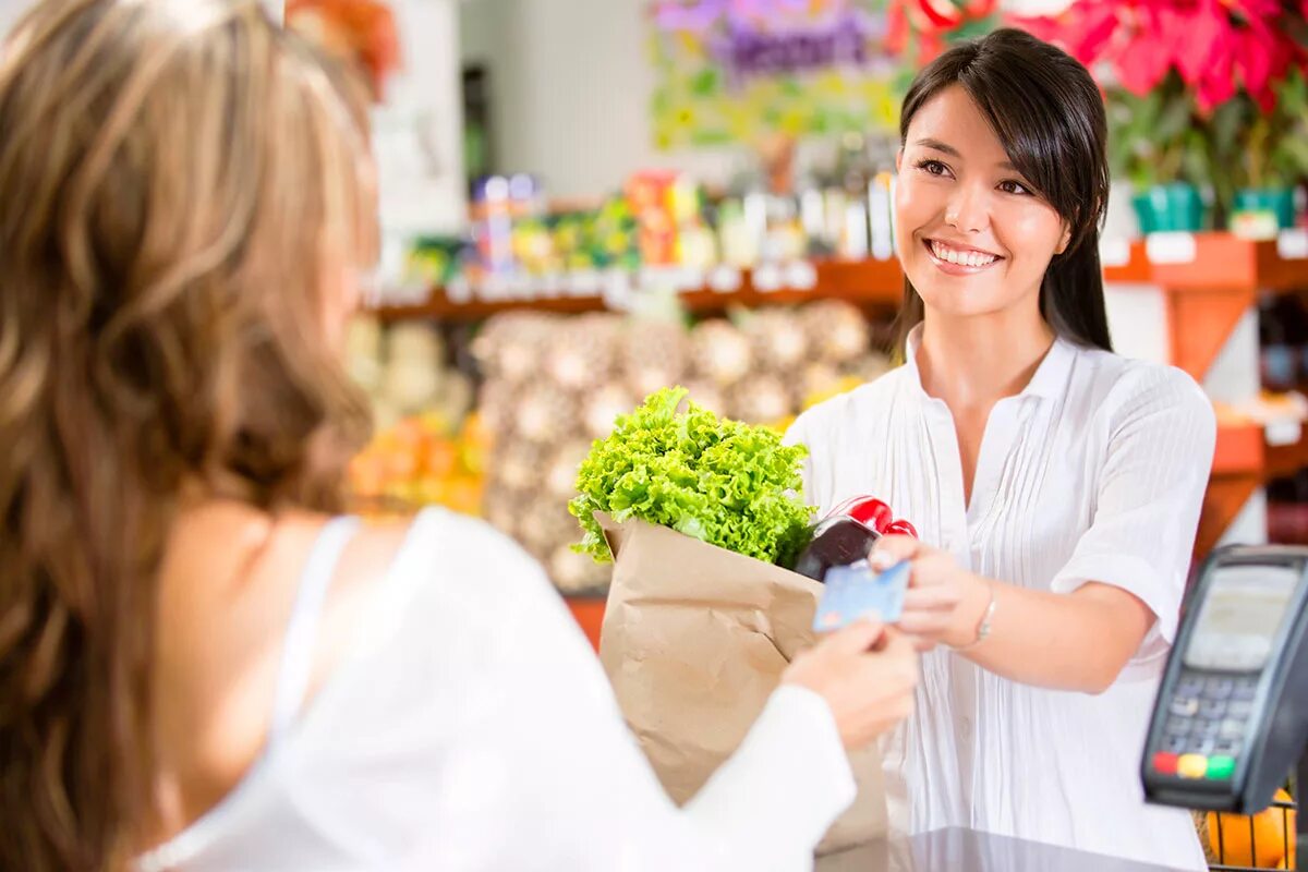 Продавец продовольственных. Продавец и покупатель. продавец улыбается. продавец продуктов. кассир и покупатель.