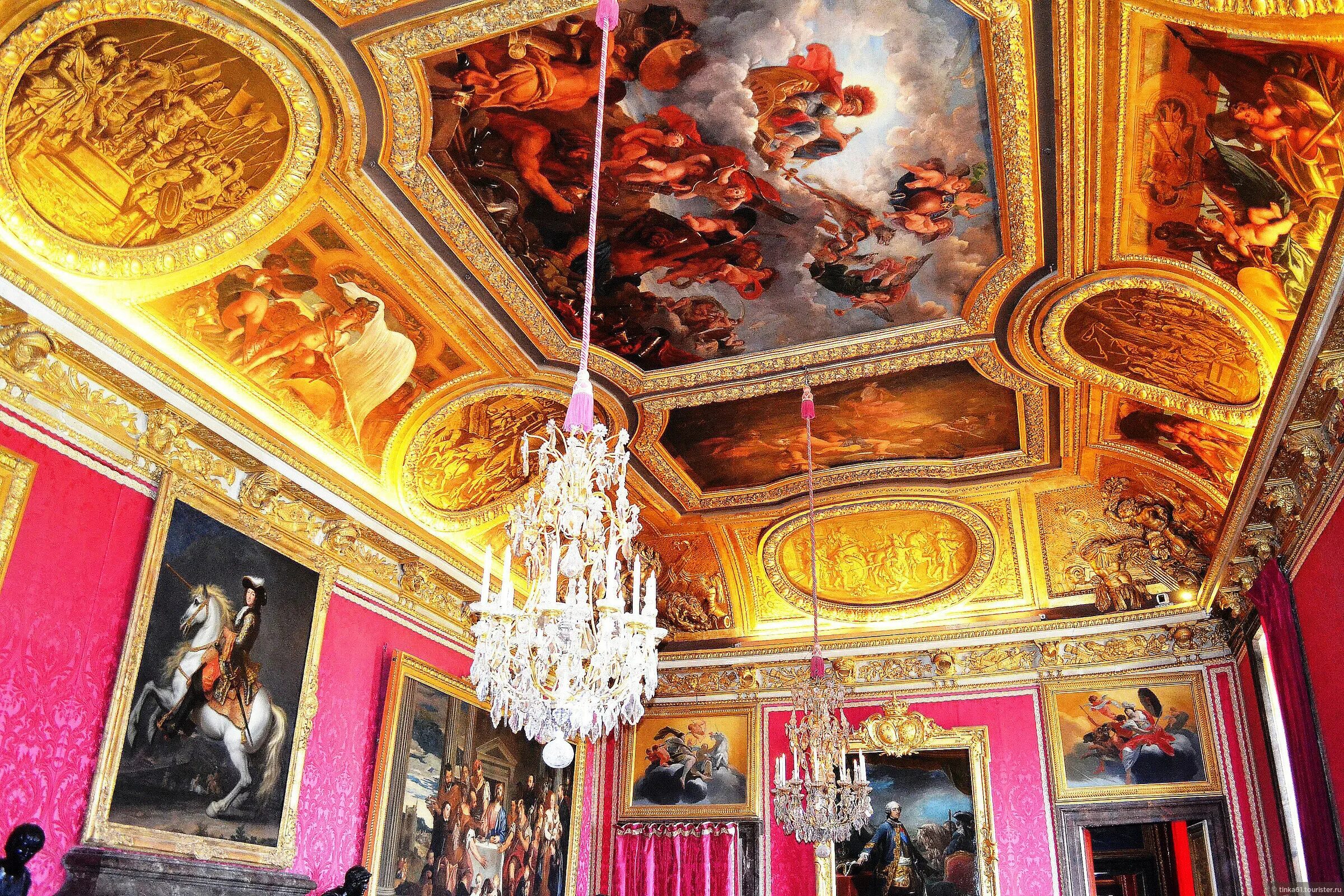 Версаль новгород. Версальский дворец салон Аполлона. Зал Аполлона Версаль. Зал Марса Версаль. Салон Марса Версальского дворца.