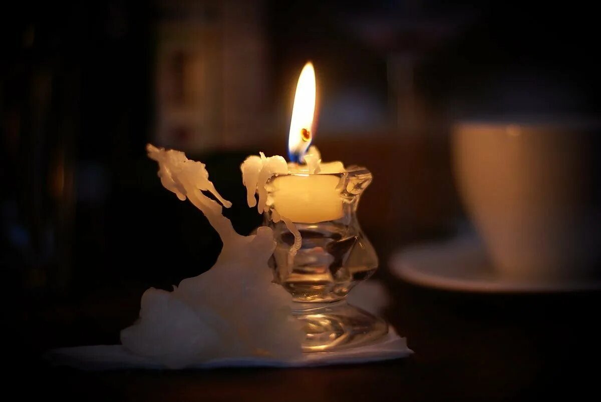 Красивые свечи. Горящая свеча. Свеча горела. Горящие свечи.