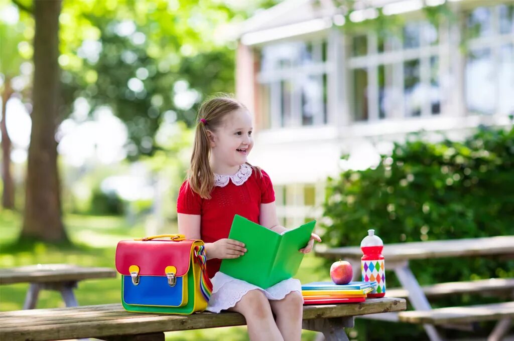 Little school children. Лето перед школой. Дети лето школа. Лето перед школой картинки. Последнее лето перед школой.