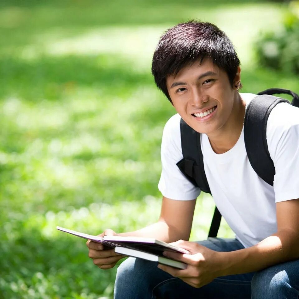 He a student now. Юноша студент. Молодые парни школьники. Парень Азиат студент. Обычные японские парни студенты.