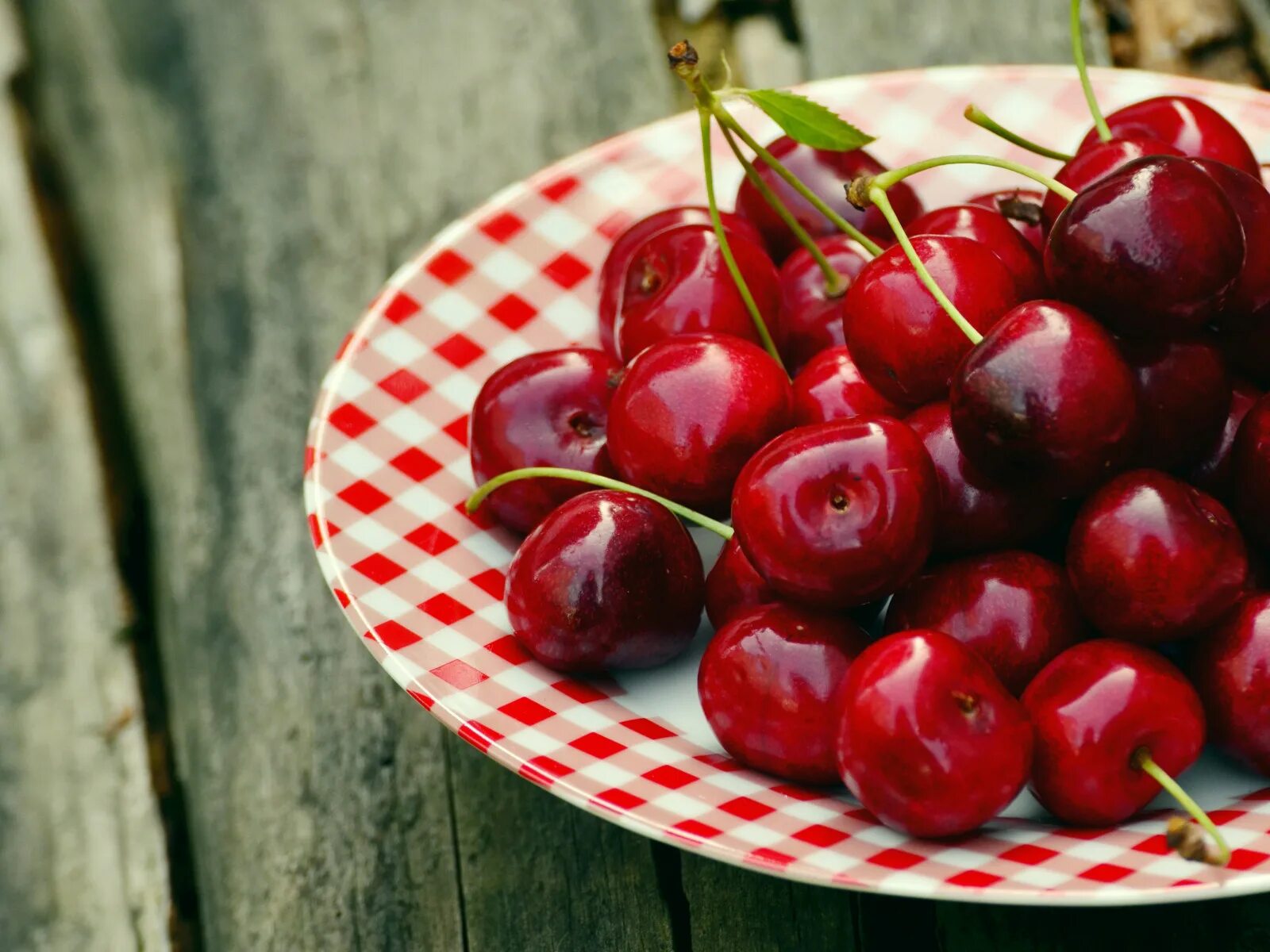 Кушает вишню. Черри пикинг. Девушка с черешней. Человек собирает вишню. Сон ела спелые вишни.