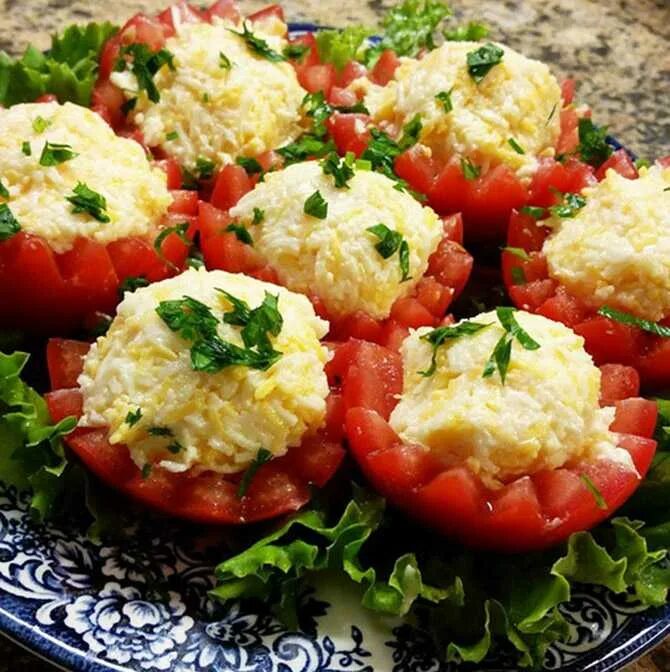 Фаршированные помидорки черри с сыром и майонезом. Помидоры фаршированные сыром. Помидоры фаршированные сыром и чесноком. Помидоры с сыром и чесноком.