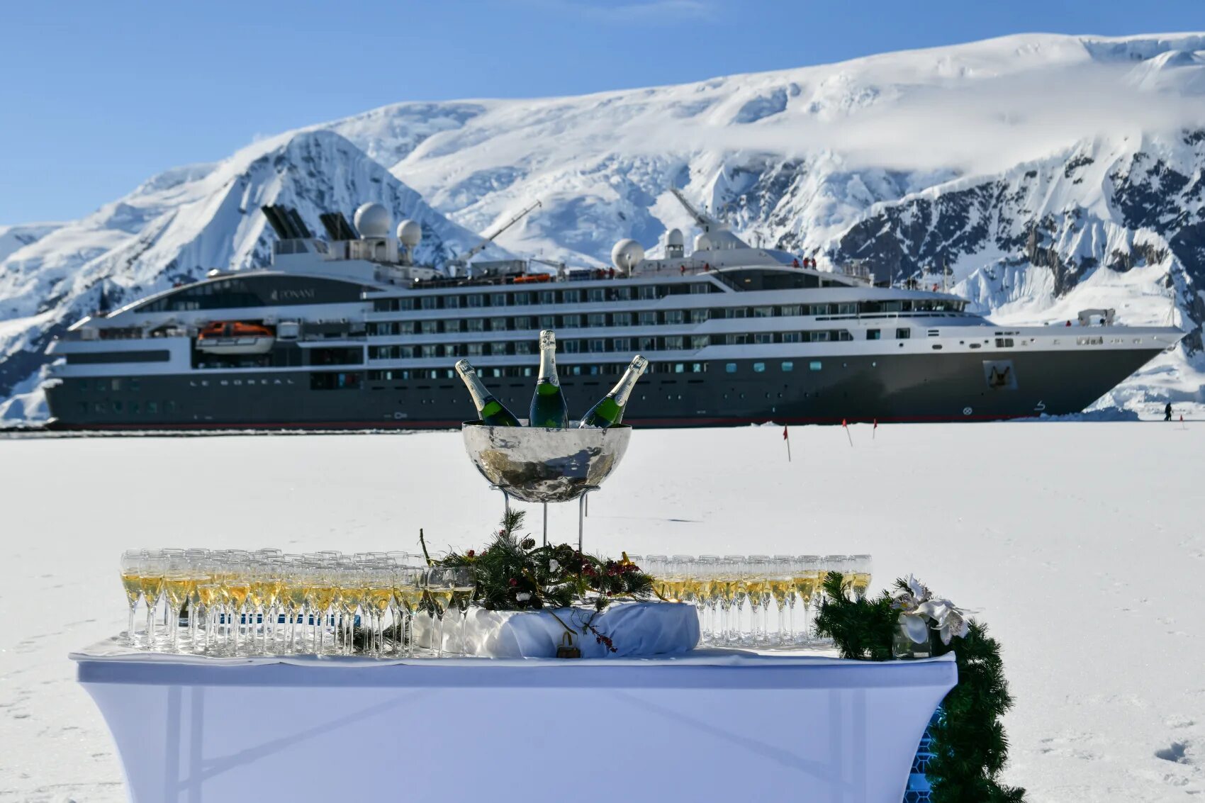 Special travel. Le Boreal круиз в Антарктиду. Мега-яхта «le Boreal». Мега яхта круиз Антарктида. Le Boreal круиз в Антарктиду 2023.