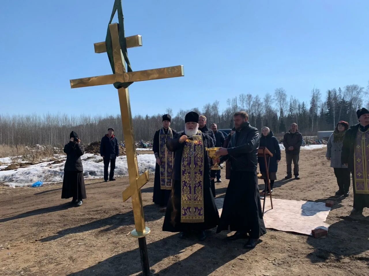 архиепископ молится. чаплыгинское благочиние. чин освящения креста. городское кладбище можга. митрополит вениамин казанский чин святости.