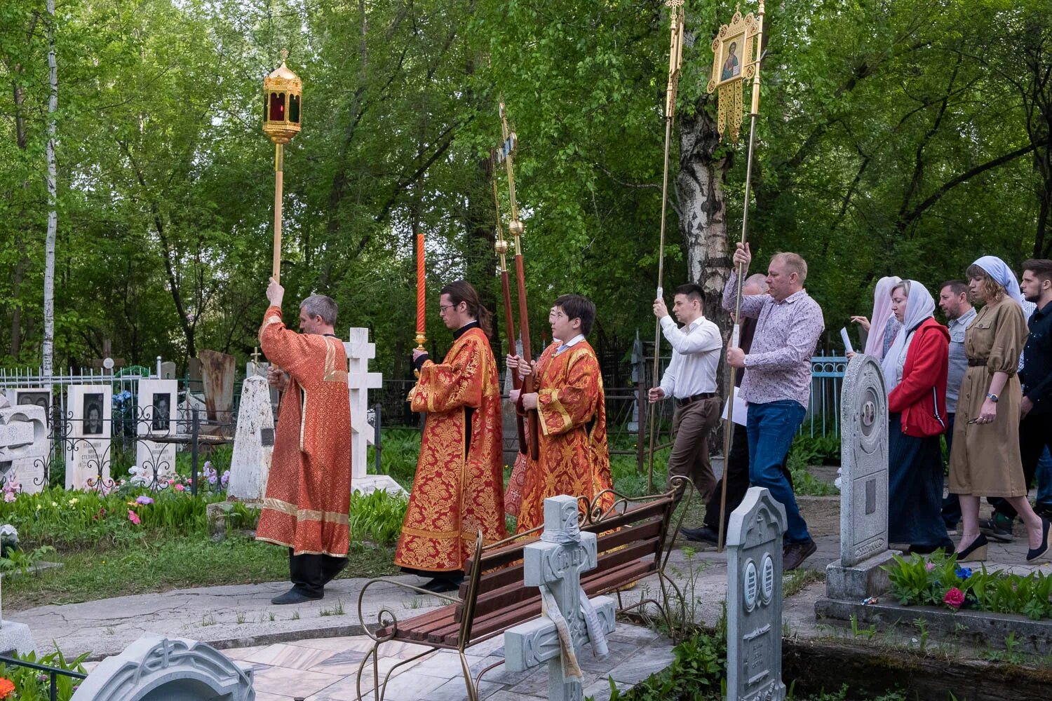 Радоница суть праздника. Служба на Радоницу. Радуница праздник. Православная Радоница. Радоница богослужение.