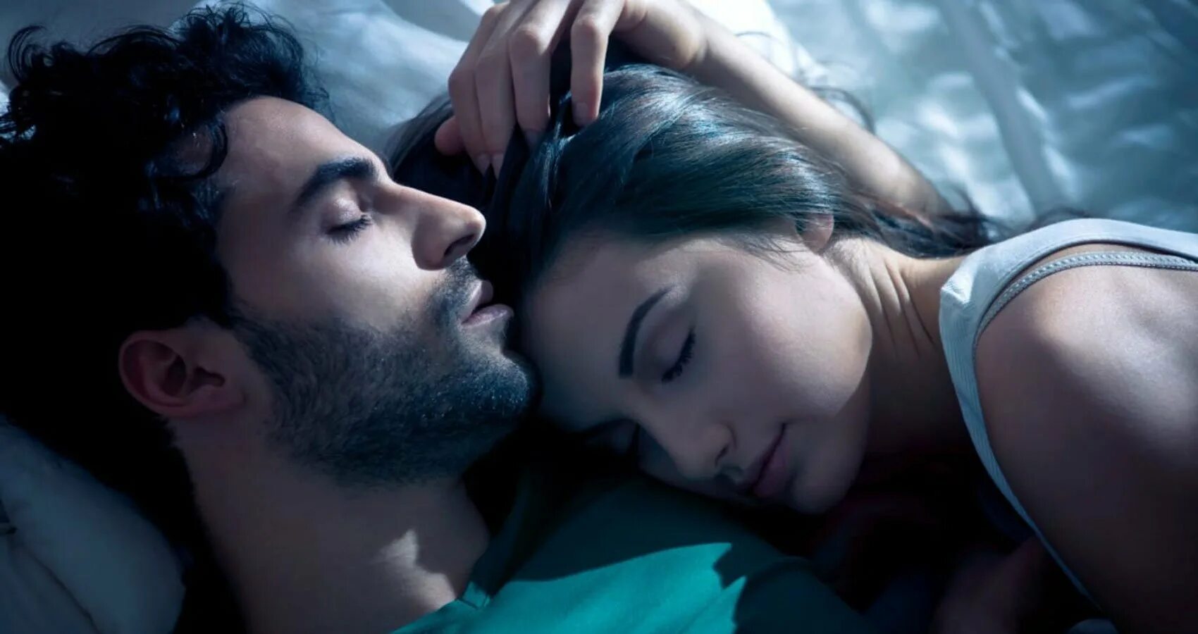 Девушки спокойнее мужчин. Спокойствие в ссоре. Счастливая женщина. Счастливая пара. Пара мужчина и женщина.