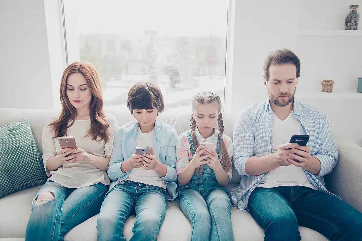 Новое в современных семьях. Современная семья. Семья в телефонах. Семья с гаджетами. Современная семья с гаджетами.