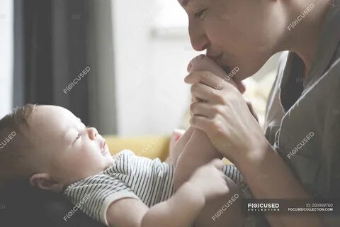 Целую ноги дочери