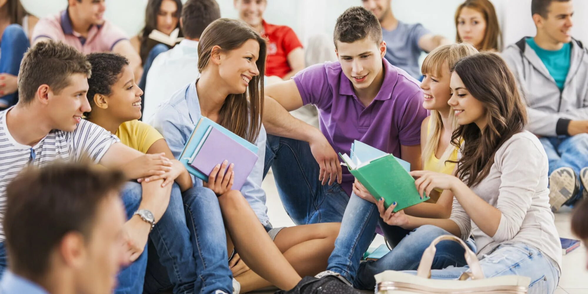 Students coming from. Современная молодежь. Студенты в вузе. Счастливые студенты. Радостные студенты.