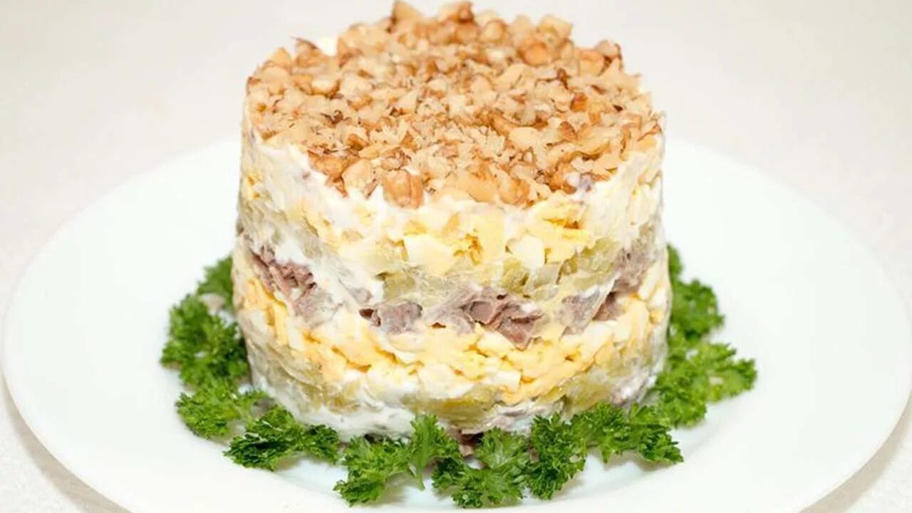 Салат с копченой курицей слоеный рецепт. Слоеный салат с сыром. Слоеный салат неженка. Салат с копченой курицей слоеный рецепт. Салат из копчёной курицы с корейской морковкой.