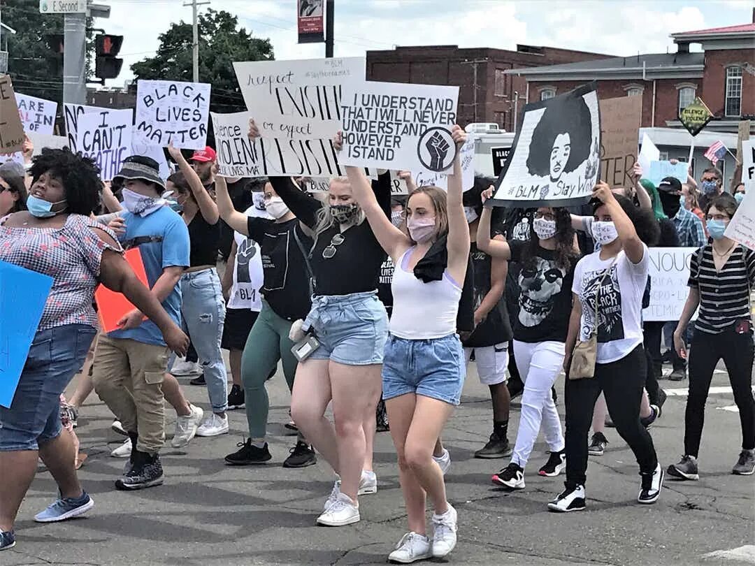 Небольшая группа людей для выражения протеста. Протесты европейцы. Демонстрации в США. Протесты в США. Мирный протест.