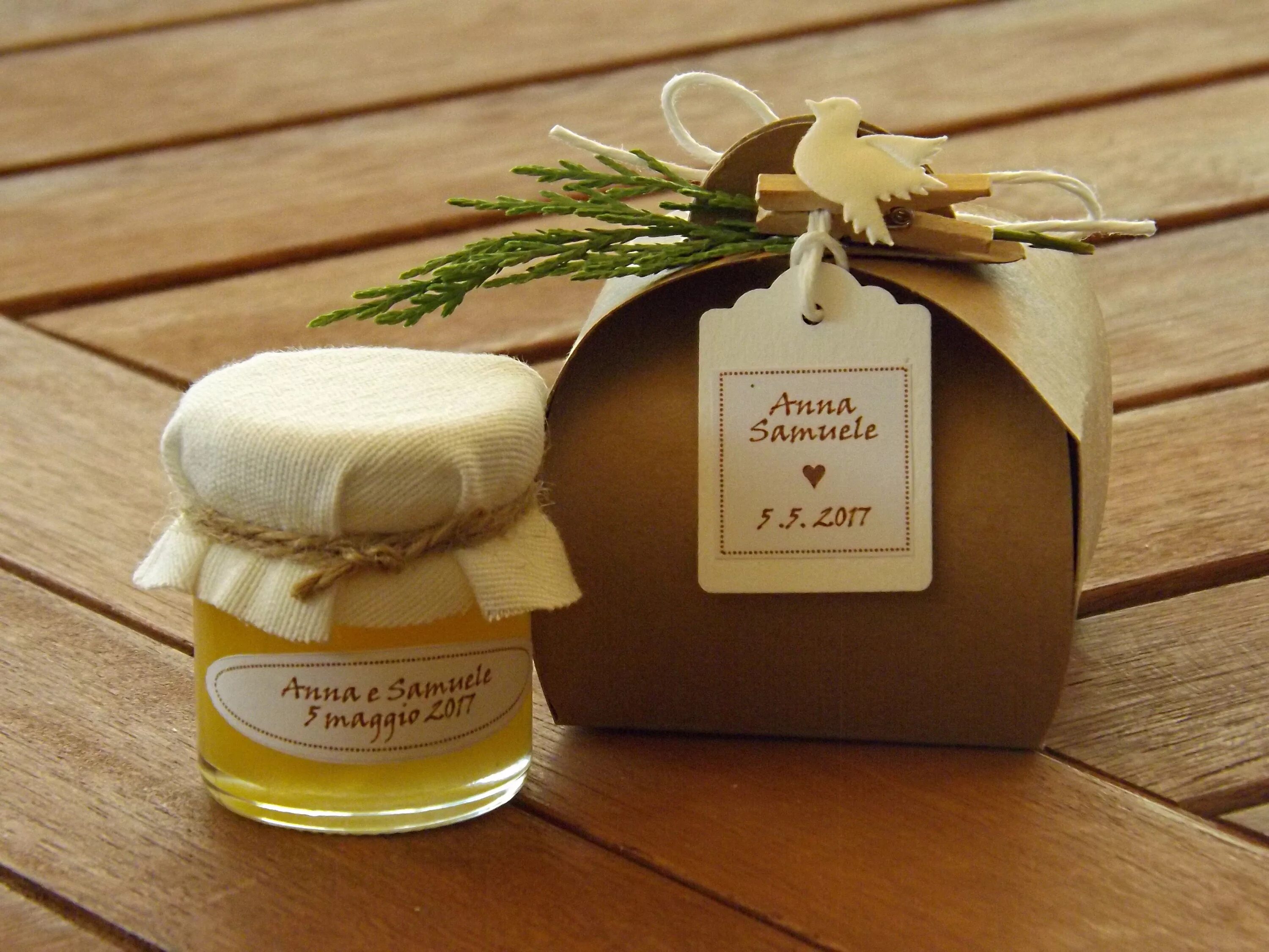 Мед в подарочной упаковке. Мед в красивой упаковке. Баночки для меда подарочные. Мед в баночках в подарок.