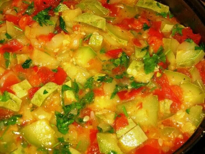 Рагу из овощей с кабачками и картошкой на сковороде. Рагу из овощей с мясом и картошкой. Рагу из кабачков. Рагу картошка с кабачками в кастрюле. Овощное рагу с капустой и картошкой.