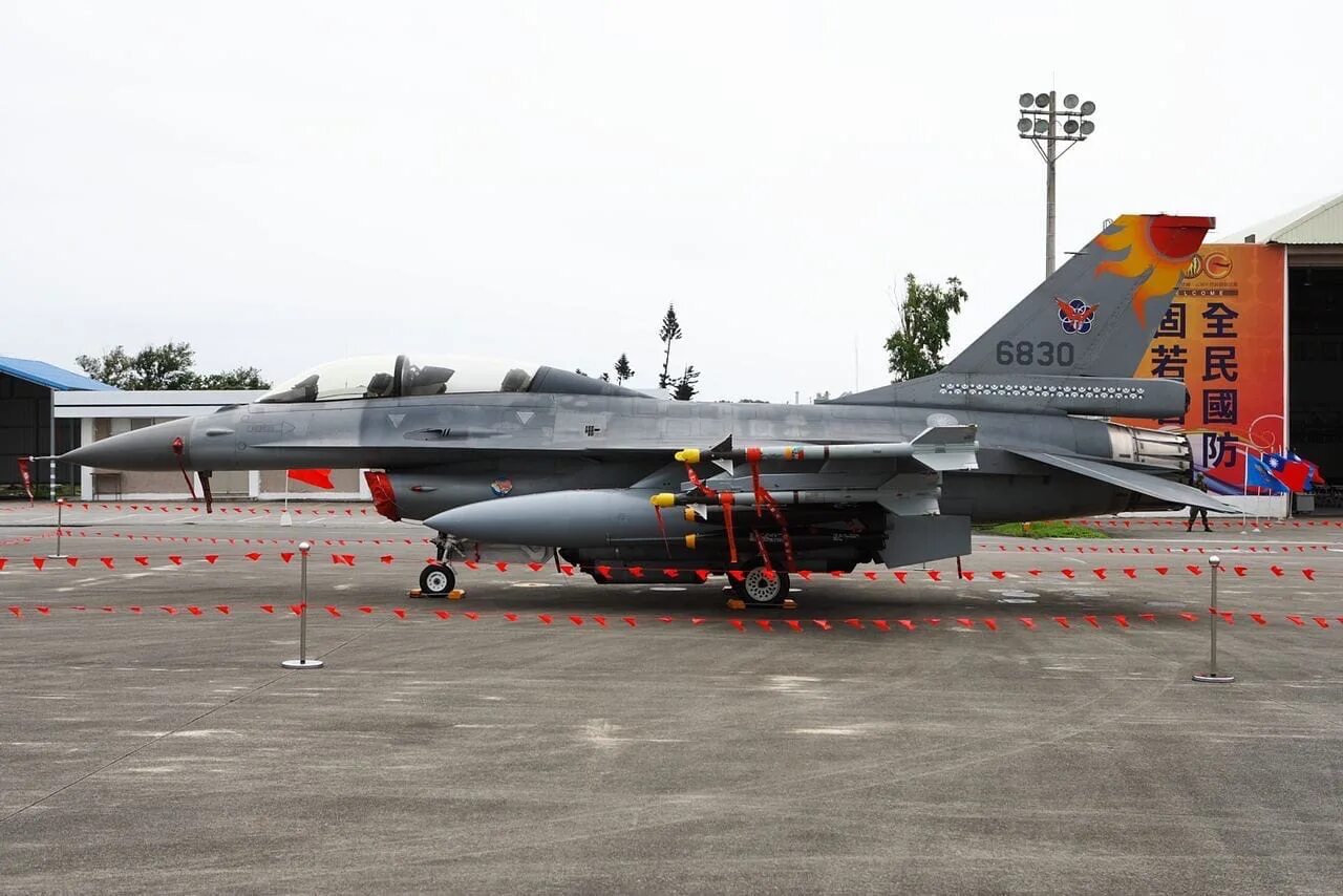 16 ввс. F-16 ввс тайваня. f-16 viper тайваньских ввс. f - 16 тайвань ввс модернизация. ввс тайваня на базе.