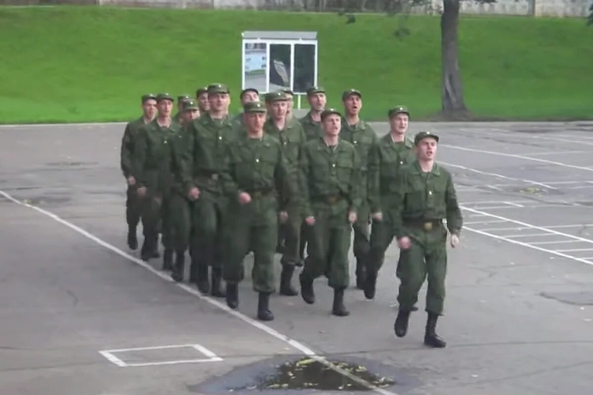 Гибель на плацу. Взвод на плацу. Солдаты маршируют на плацу. Строй солдат на плацу. Рота солдат марширует.