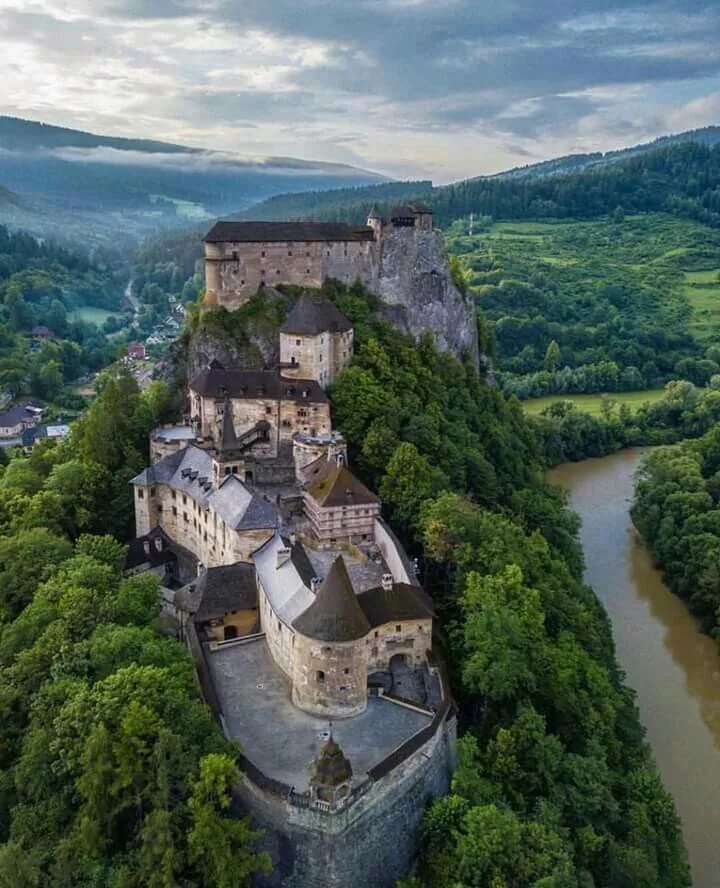 Орава это. Оравский град словакия. Оравский град словакия. Замок оравский град дракула. Орава это.