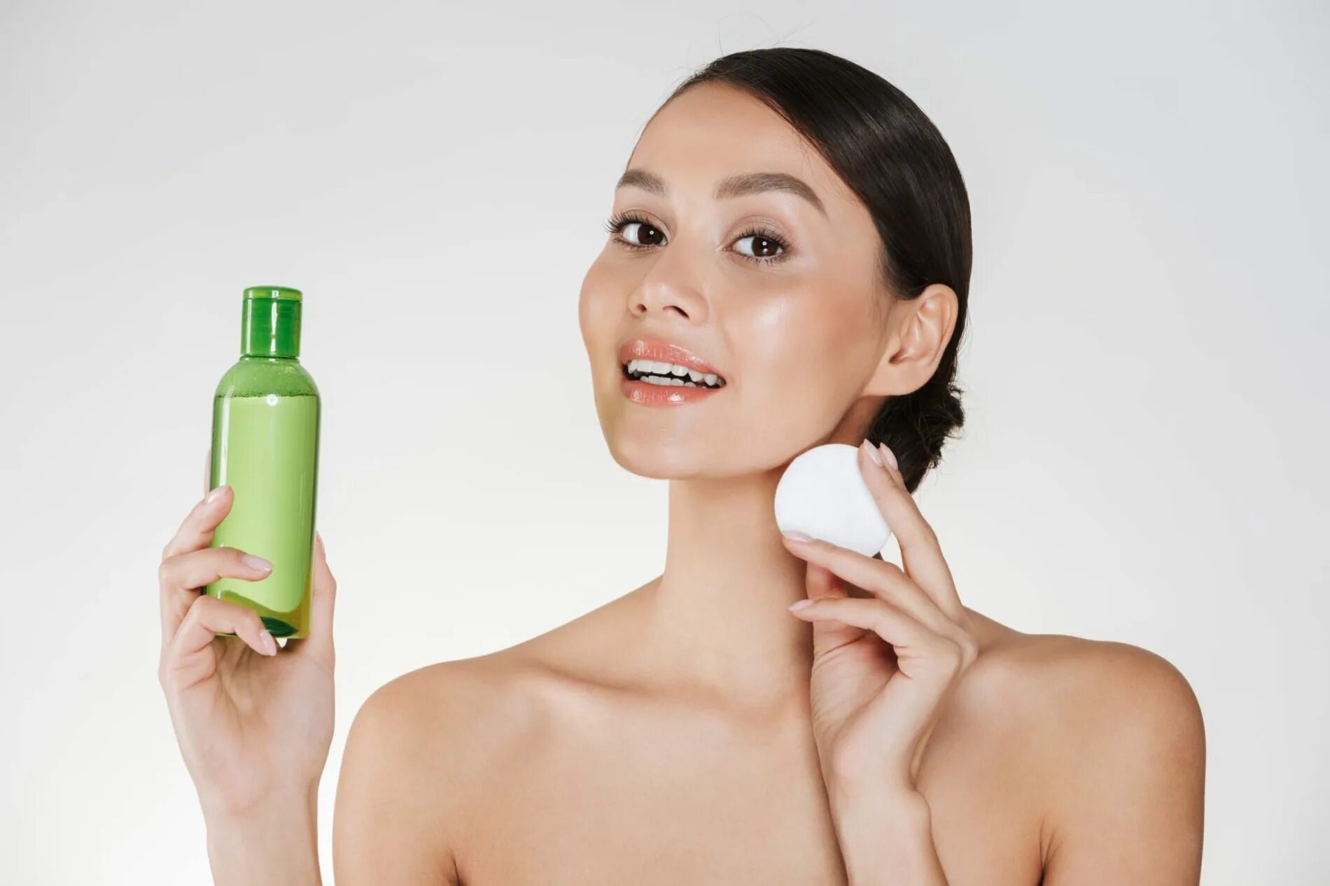 Как правильно использовать тоник для лица. Девушка с лосьоном. clean face лосьон для лица. гигиена для лица тоник. очищение кожи мицеллярной водой.