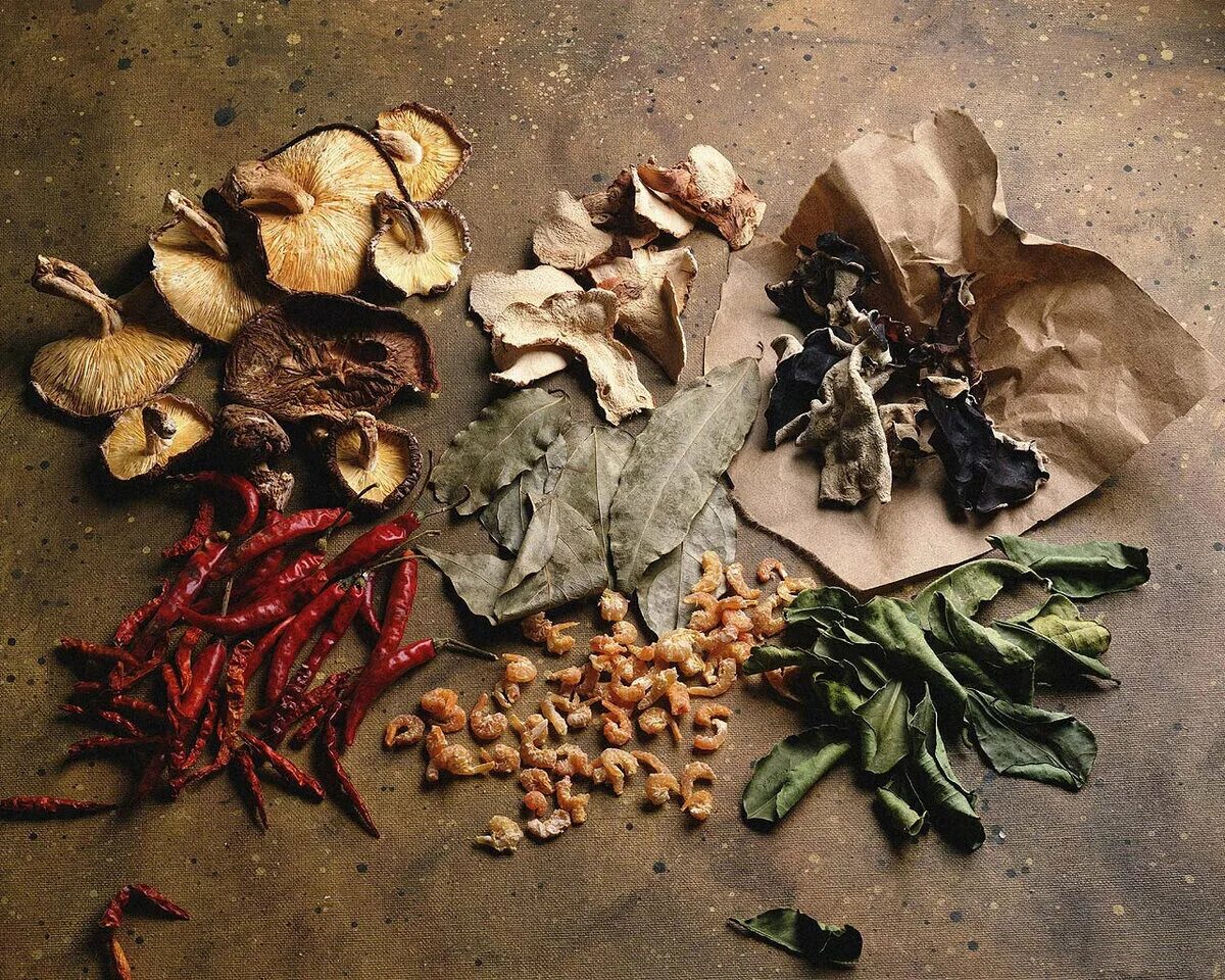 Зелень укроп петрушка. Овощи фрукты суховрукты. Пряные овощи. Салат укроп\ белом фоне. Овощи и фрукты.