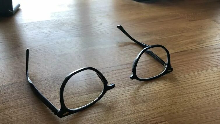 Очки сломались. Треснутые очки. Сломанная оправа. Треснула оправа.