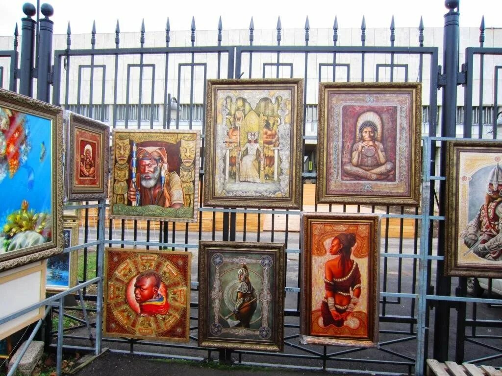 Вернисаж на крымской набережной. Крымский вернисаж картина на конкурс. Вернисаж в музеоне. Крымский вернисаж рисунки детей. Выставочный зал галерея чертаново.