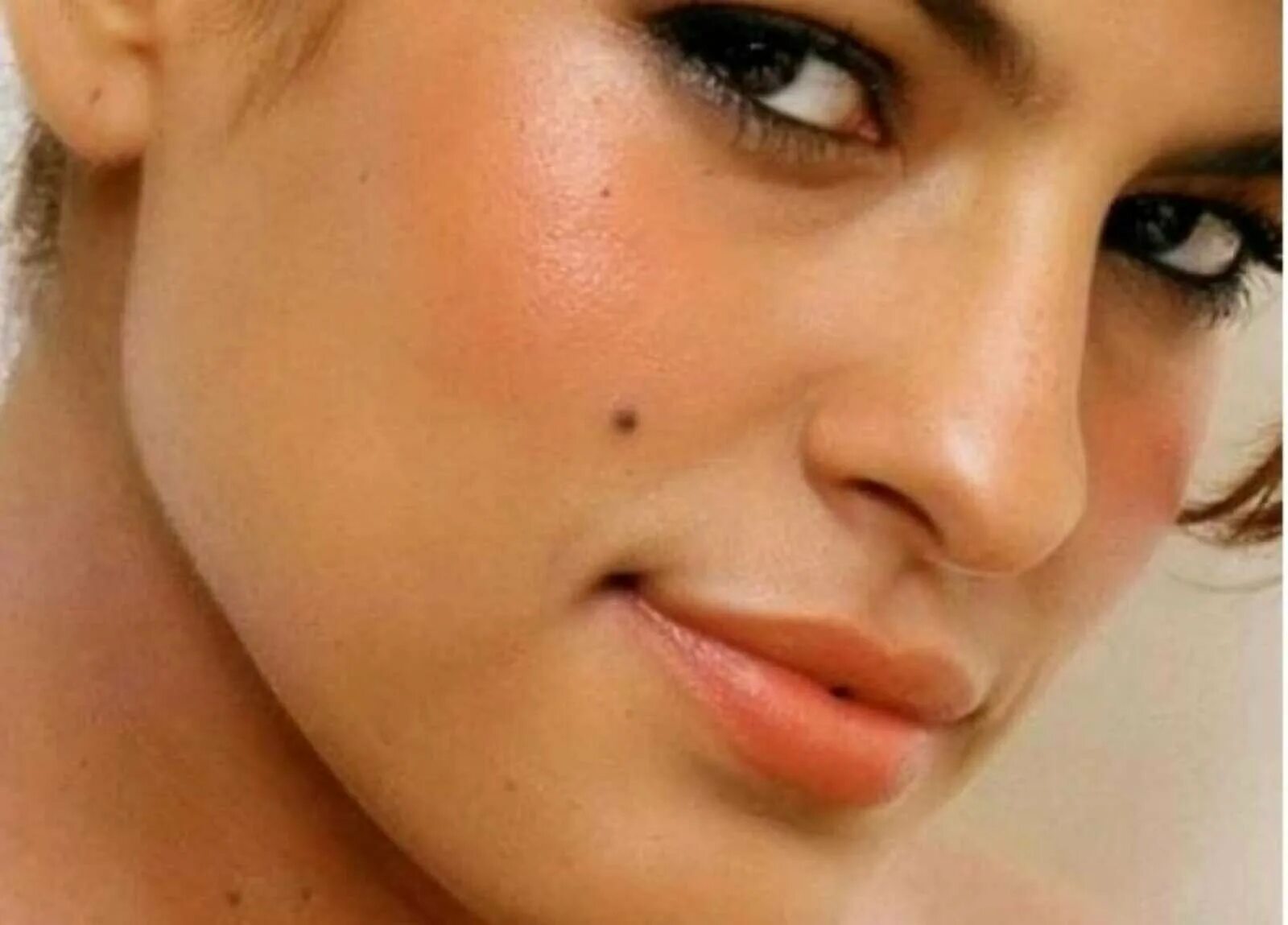 Родинка под глазами у девушки. Натали портман родинка. Глаза в глаза анджелина джоли. Алана де фрейтас. Натали портман родинка.