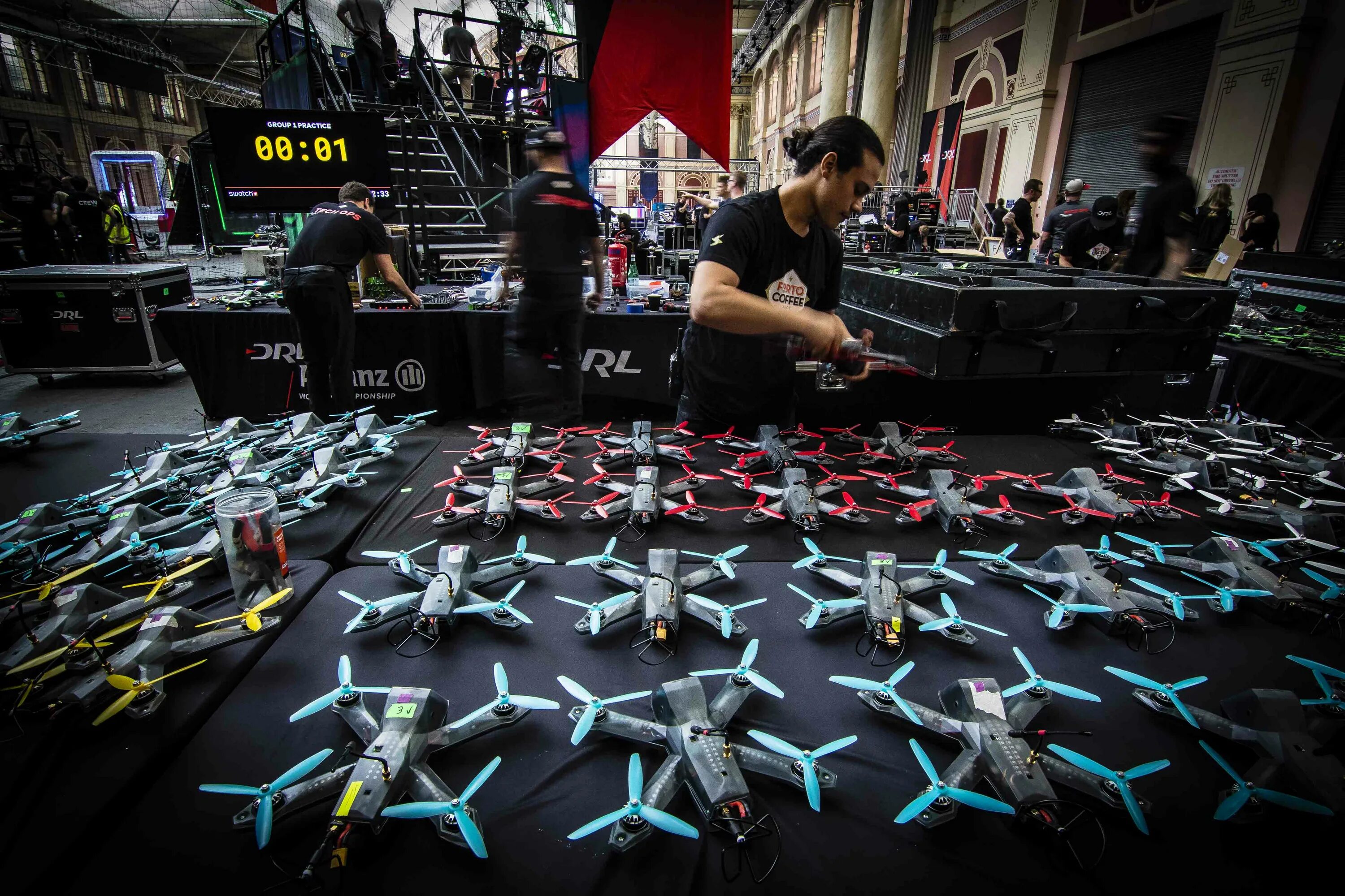 Race drones. Race drones. Fpv дрон гонки. Гонки дронов. Гоночный fpv дрон.