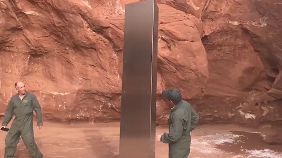 Загадочный обелиск. Железный монолит в пустыне. Таинственный монолит штат Юта. Монолиты пустыни Юта. Металлический монолит в пустыне.