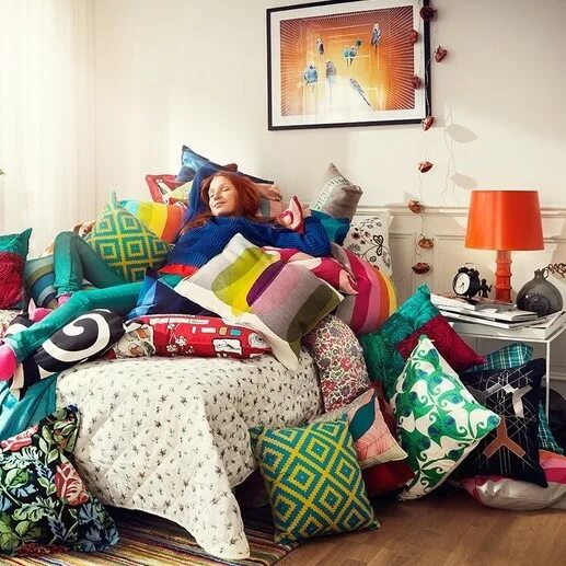 Хоме текстиль. Текстиль в интерьере. Яркие подушки. Яркие декоративные подушки в интерьере. Много подушек на кровати.