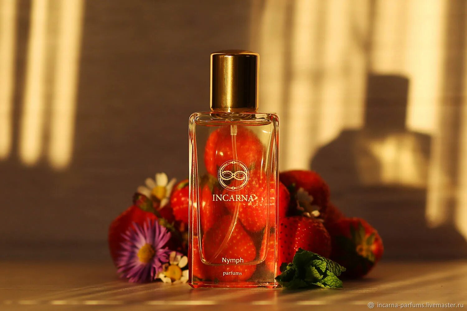 Vert insight incarna parfums. Nymph incarna parfums. духи с нотами клубники женские. incarna molitva духи.