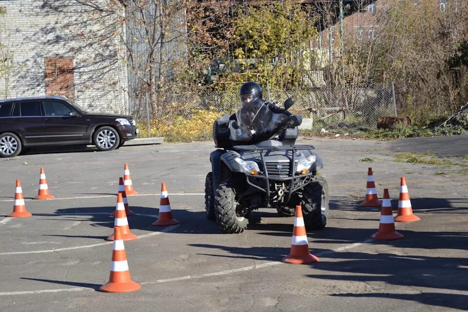 Можно ездить на квадроцикле по дорогам. Автошкола квадроцикл. На вождение квадроцикл. Езда на квадроцикле. Квадроцикл учебный.