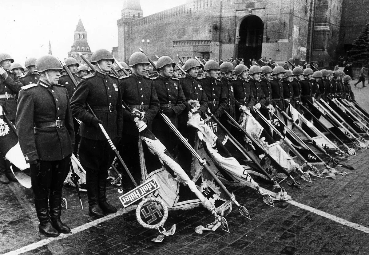 Где проходил первый парад. Первый парад Победы 24 июня 1945 года. Парад Победы 1945 Халдей. Знаменосцы на параде Победы 1945.