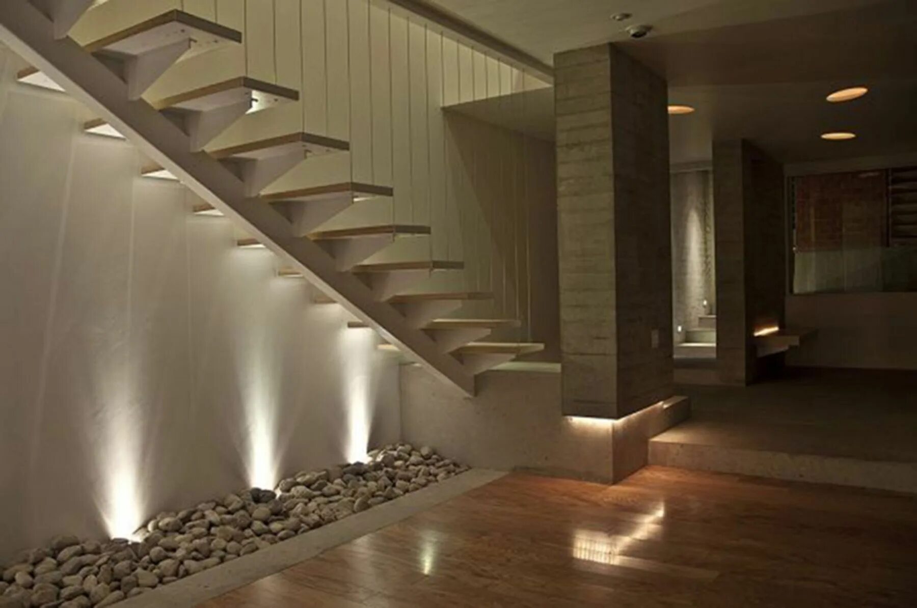 Подсветка лестницы. Лестница на второй этаж с подсветкой. Подсветка под лестницей. Подсветка лестницы в доме. Подсветить 22