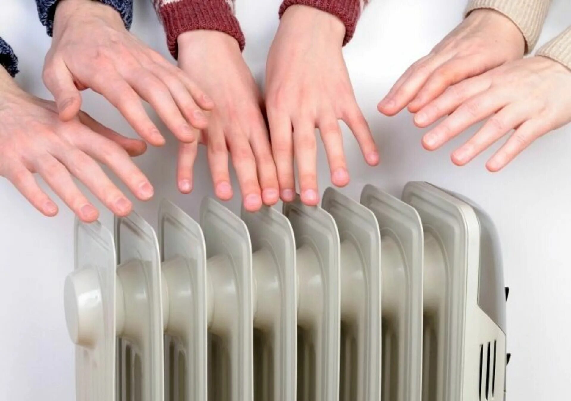 Человек в свитере. Счастливая девушка город зима. Девушка в свитере с головой. Холодные батареи. Отключение отопления.