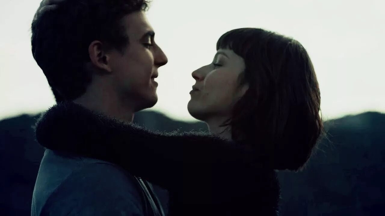 Мигель эрран бумажный дом. Токио и рио кадры. Токио и рио бумажный дом. Бумажный дом сериал поцелуй. Токио и рио бумажный дом.