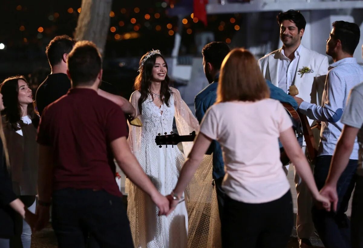 Кадры со съемок сериала черная любовь. Как снимали черную любовь. Сериал черная любовь за кадром. Кара севда за кадром. Чёрно-белая любовь за кадром.