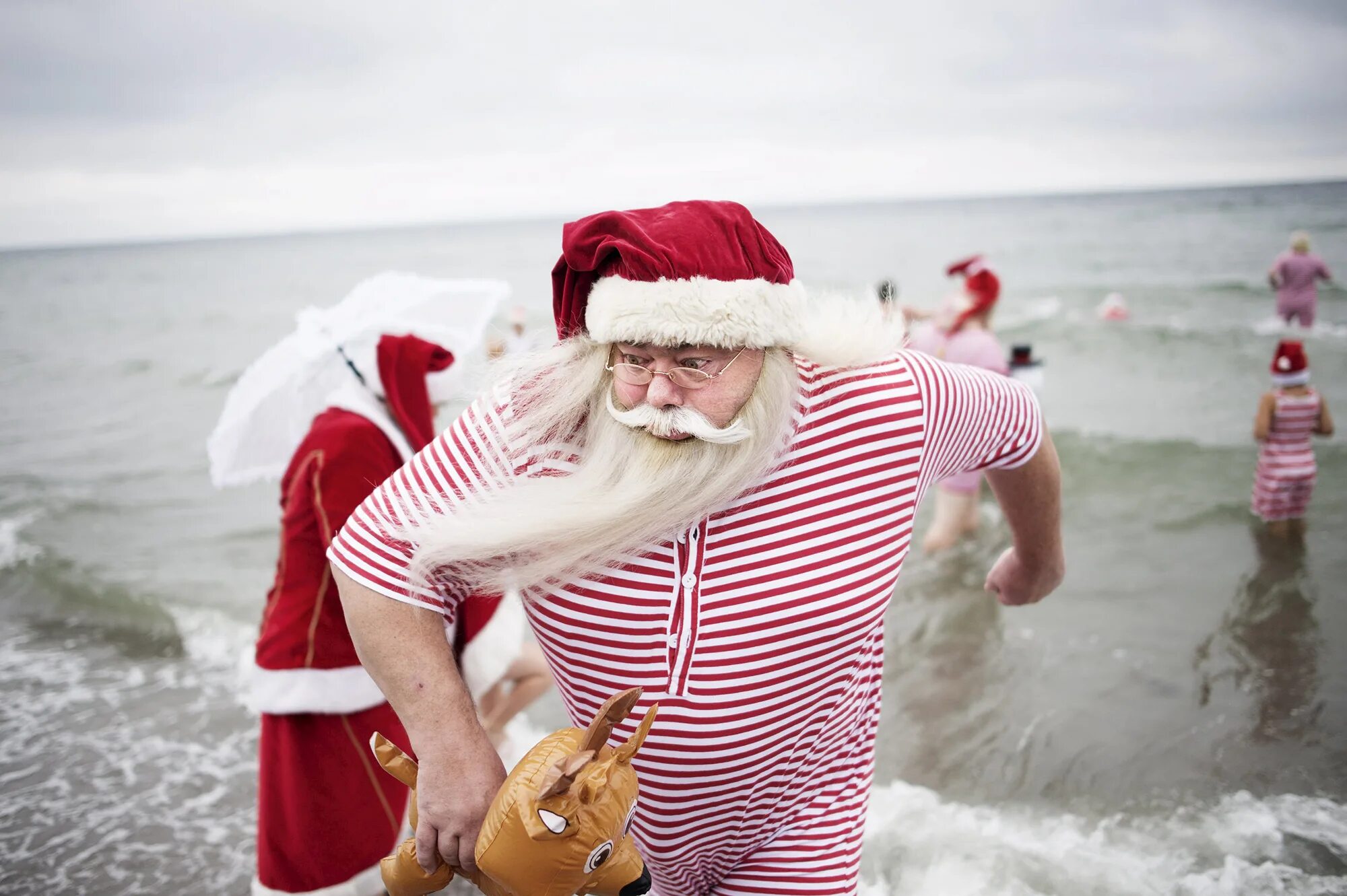 Дед Мороз на пляже. Смешной дед Мороз. Летний дед Мороз. Смешной дел