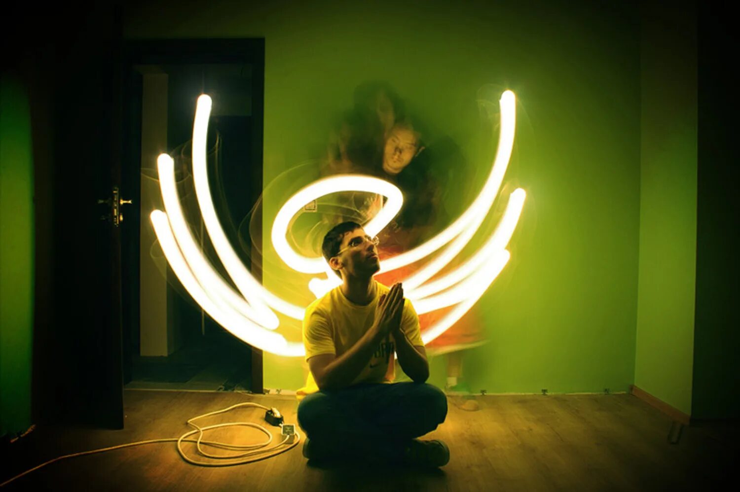 Круглая лампа. Звук нимба. Звук нимба. Нимб. Неоновый нимб.